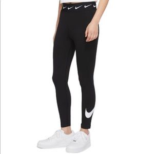 Nike SPORTSWEAR CLUB HIGH WAISTED SWOOSH LEGGINGS
Women – Black/White